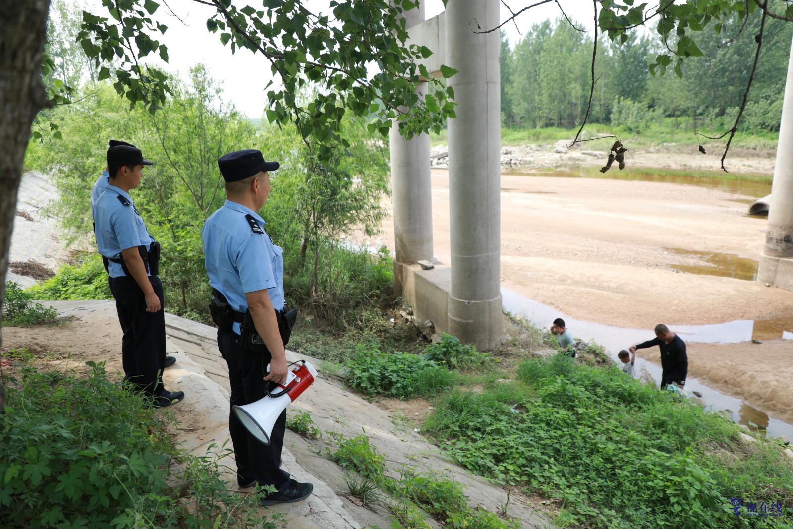 派出所河边排查隐患LM2A0198_proc.jpg